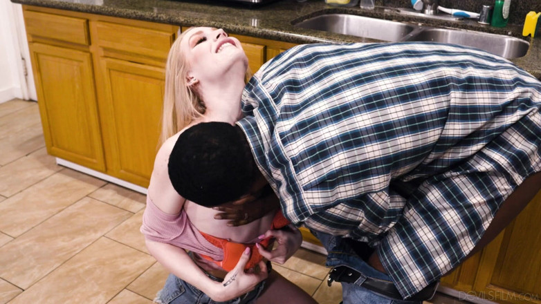 Out Of The Family: Keluar dari Keluarga - Si blonde nakal Emma Starletto Tahu Cara...