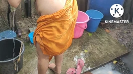 Anita Yadav tomando banho em estilo indiano