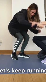 Zwei lesben haben ein Wrestling-match mit unterwerfung, um zu sehen, wer das Auto fährt