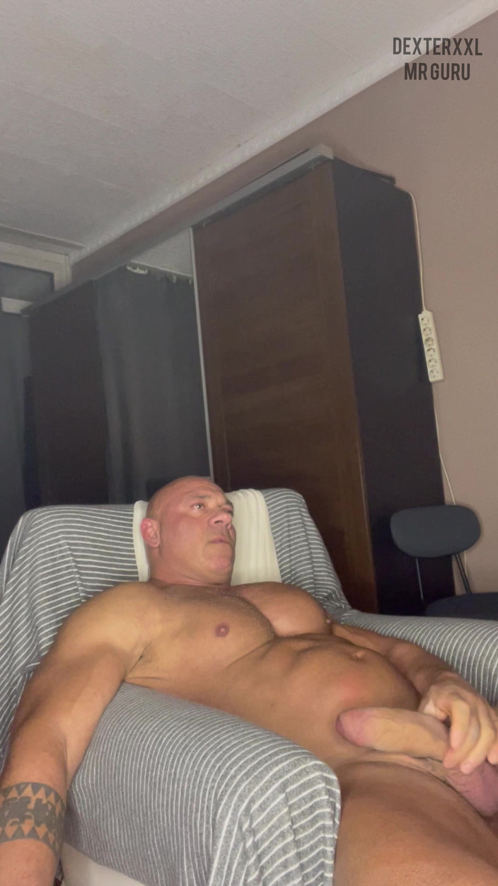 Dexterxxlfun: Vücut geliştirmeci yarağıyla oynuyor. Baba emiyor
