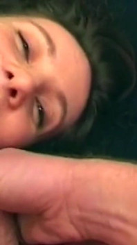 Mamă sexy excitată udă de la futai intens cu degetul și supt