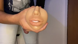 Dla dobrego lodzika blondynka otrzymuje wielki wytrysk w swoim głębokim gardle