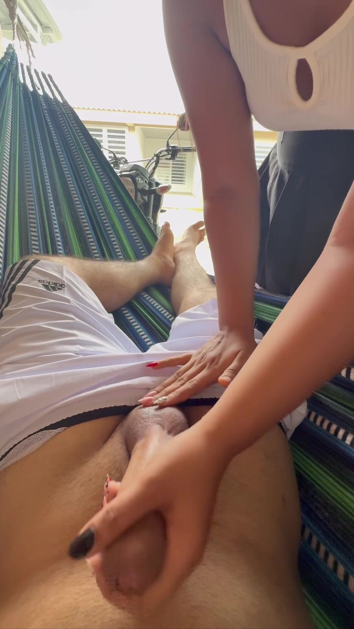 EMY_AND_JONH: Manželka Mě Masturbuje Na Veřejnosti, Protože Ráda Cítí Riziko, Že Bude...