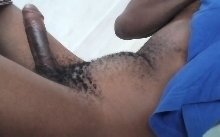 Kenyandick: Волосатый симпатичный черный африканский мужчина дома один наслаждается собой