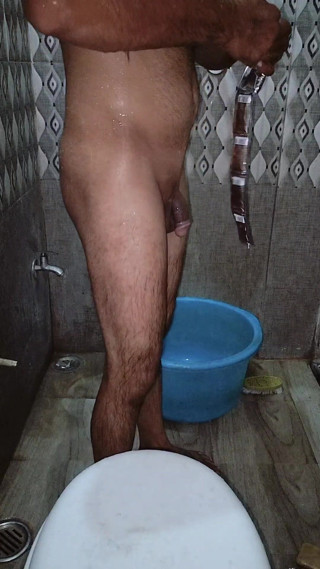Tarun: Badezimmer-masturbation