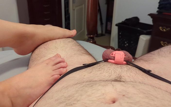 Always Fun No Pants: Hotwife füße necken eingesperrten cuckold