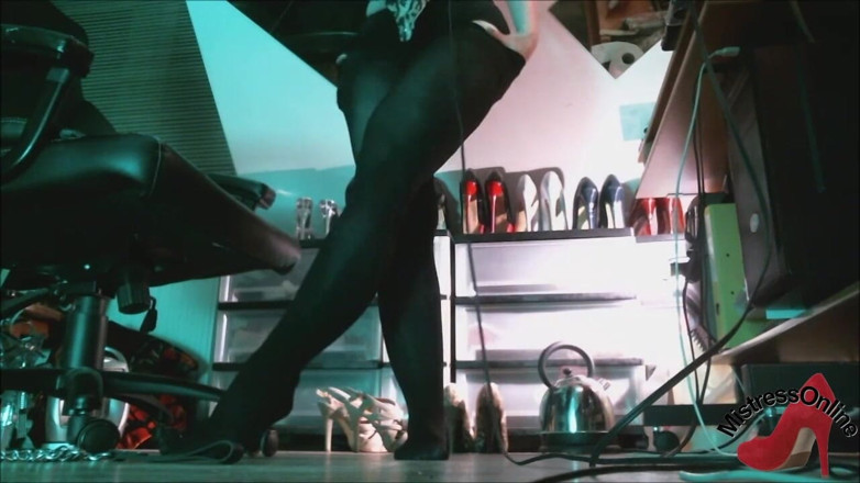 MistressOnline: Taking Off My Pantyhose