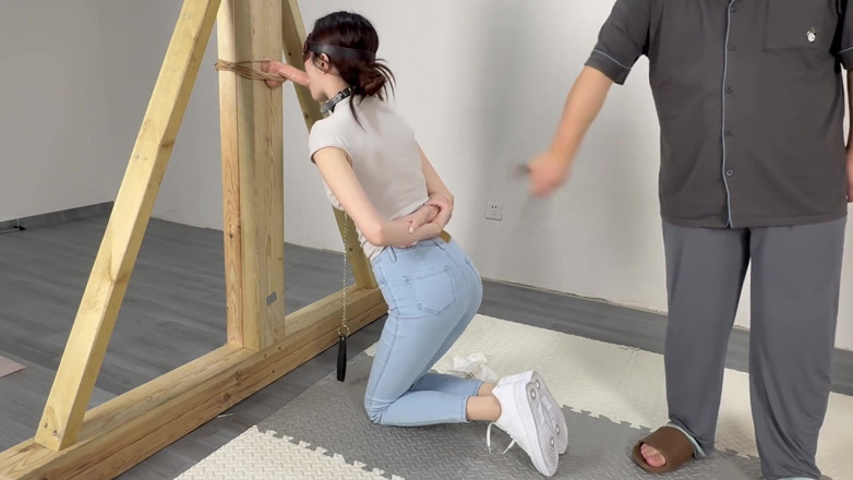 Yanmoushengyi: Imprison the Girl in Tight Jeans