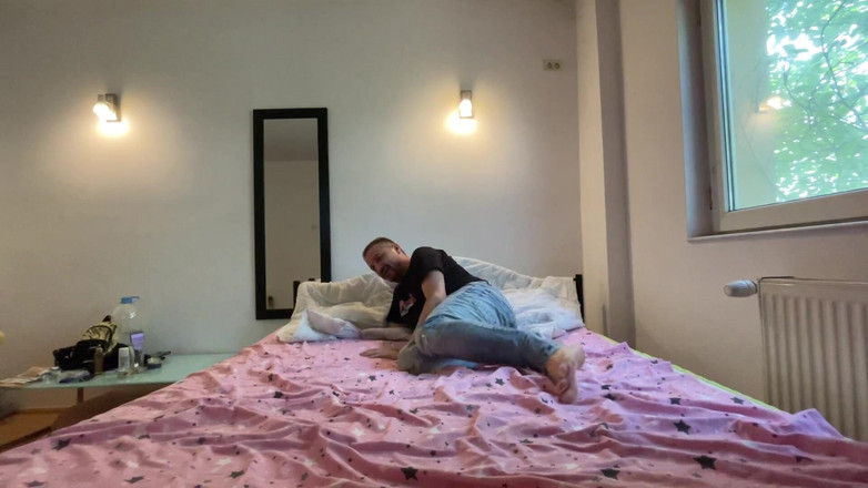 Anna Bambi: Macocha pomaga pasierbowi zrelaksować się przed odpoczynkiem z tyłkiem