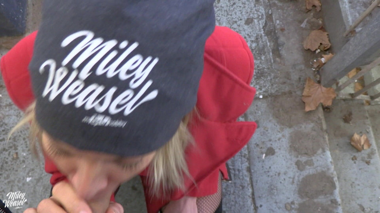 Miley Weasel: Napalona blondynka jebanie Hunk zerżnięta w garażu