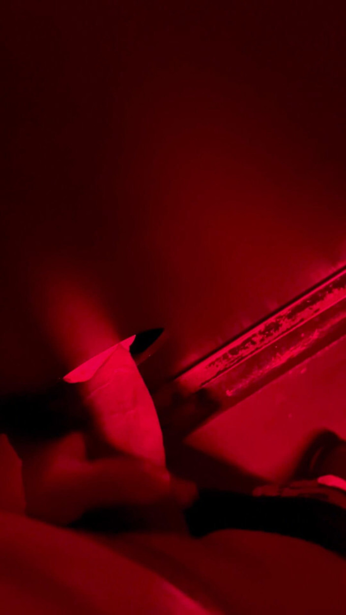 Kadu: एम्स्टर्डन में ग्लोरी होल - मुझे कौन चूसना चाहता है?