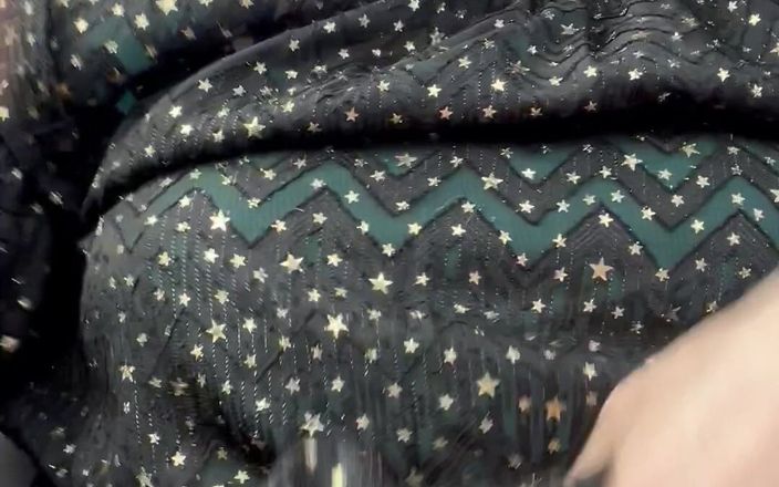 MistressWriggler: Bugil di kursi penumpang karena sempat kedinginan dan aku pengen...