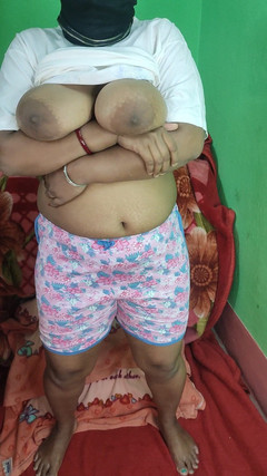 Indianbhabi2: Bbw indická žena v domácnosti skáče prsa a ukazuje zadek v...