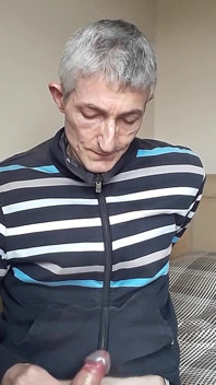 Masturbándose en top de chándal.