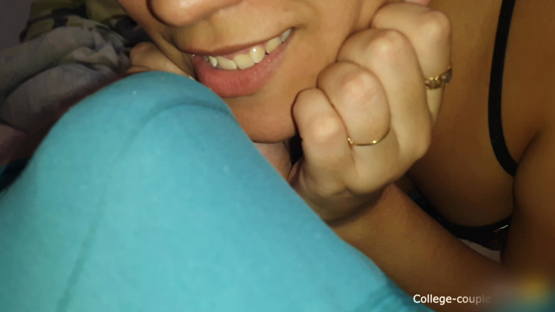 College-couple: Trabajando con el pie en medias de red cum inunderwear,...