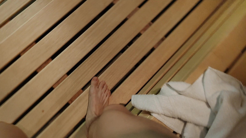 Bayer911: 年轻的苗条白人男孩在桑拿房里撸管