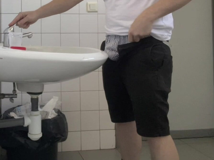 AmateurBoysPissing: Cara Tomando Uma Amostra De Urina Em Banheiros Hospitalares