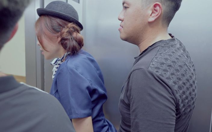 Perv Milfs n Teens: Cachonda china asistente de vuelo en el ascensor - pervertidas milfs...