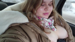Peach Desert: Mollige sÃ1/4ÃŸe mit riesigen titten masturbiert in einem Taxi auf...
