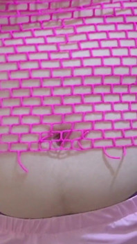 Trans dengan puting tembam besar menghukum dan menamparnya sehingga mereka menyusu.