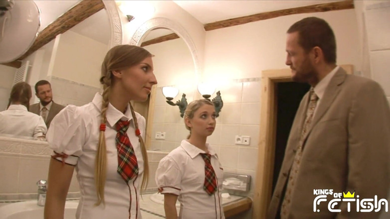 Family Role Playing: Två blonda högskolaflickor knullas av sin lärare efter att ha...