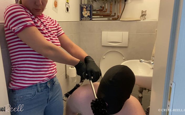 Cruel Reell: Frau benutzt ihren sklaven in der toilette