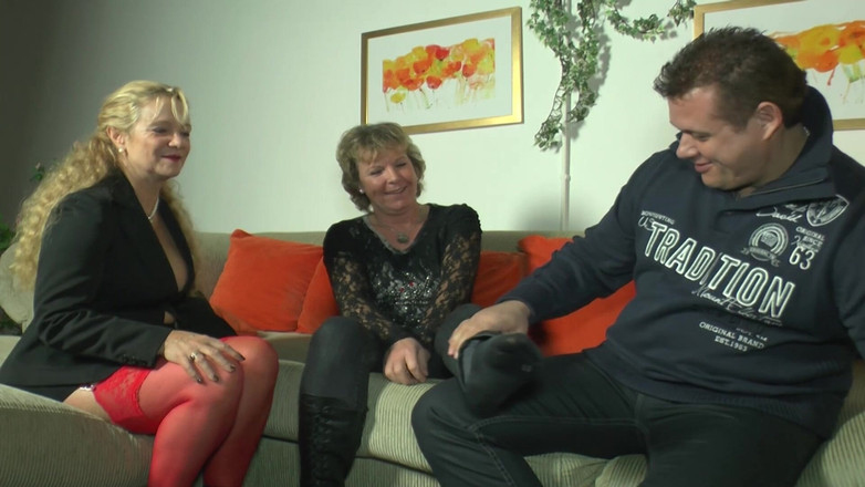 German Homemade: Sarışın Alman genç kızlar amatör üçlü grup sekste yarağı paylaşıyor