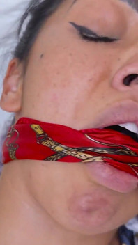 Courtney in: Verzauberte seidige schlampen, geknebelt, gefesselt und im hogtie (hd)