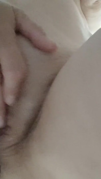 我坐在她的脸上，用我的阴户挑逗她，没有让她舔我