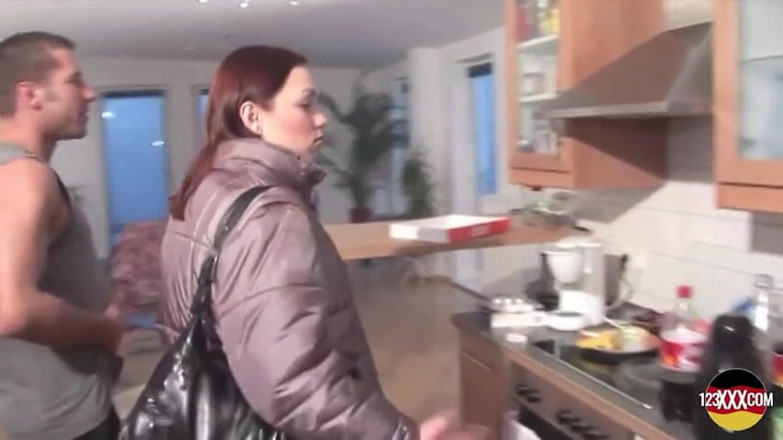 123XXX - 100% Amateurs: Cariño viene a ver el apartamento pero también se moja...