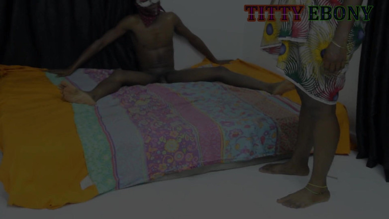 Titty_Ebony: Seksi amatör ev hanımı sokak çocuğu tarafından sert sikiliyor