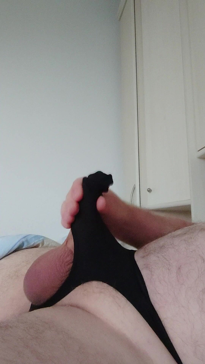 Carmen_Nylonjunge: 穿着黑色丁字裤为鸡巴角质自慰