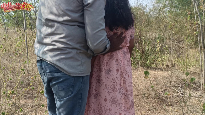 Pushpa studio: Hete melkachtige borsten in de jungle buitenshuis