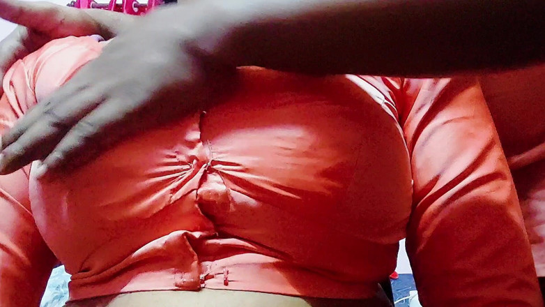 Desi Mohini: Desi mohini ateşli orta yaşlı seksi azgın hizmetçi genç sahibiyle...