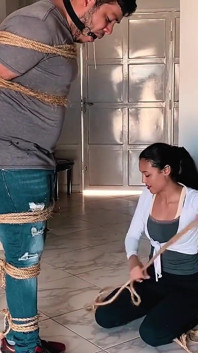 Il ragazzo paffuto non può sfuggire alle nostre corde