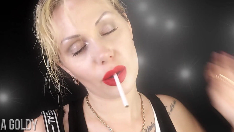 Goddess Misha Goldy: Hãy phá vỡ đôi môi hút thuốc đỏ của tôi!