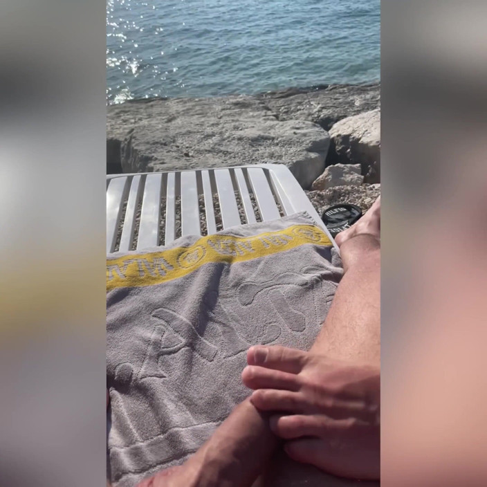 Spuirtcouplexxxx: Chica en forma caliente chorrea en la playa de Valalta,...