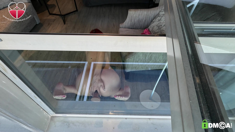 Candystart Videos: Exibicionismo masturbação na janela