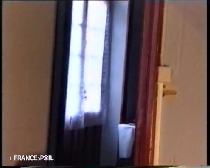French Family Secrets: Een studente met blonde dekbedden wordt geneukt op het gazon.