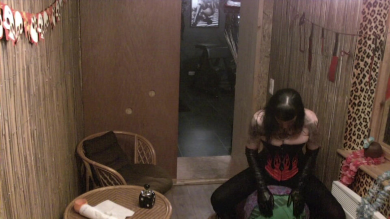 Domina Lady Vampira - SM Studio Femdom Empire: Deriglolarla sahibe tarafından gözlemleniyor ve cezalandırılıyor