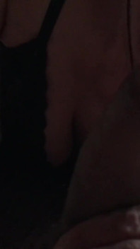 Cewek sange ini lagi asik dan jilat susu sambil merokok