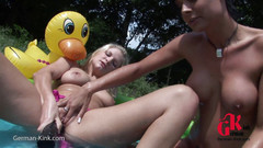 German Kink: Sexy MILF lesbičky u silnice, v malém bazénu, si užívají 2gether