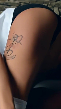 Mundurowy złośliwiec z udziałem Becky Holt