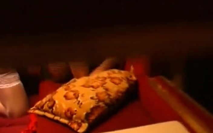 Busty German Sluts: Signora tedesca si sditalina mentre succhia il cazzo dal gloryhole