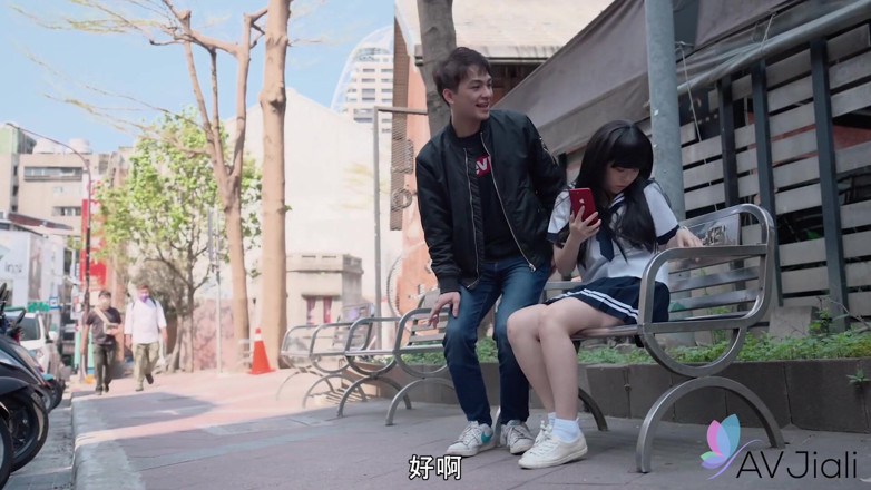 AV Jiali: Una ragazza di taiwan sexy è nel parco e viene rimorchiata...