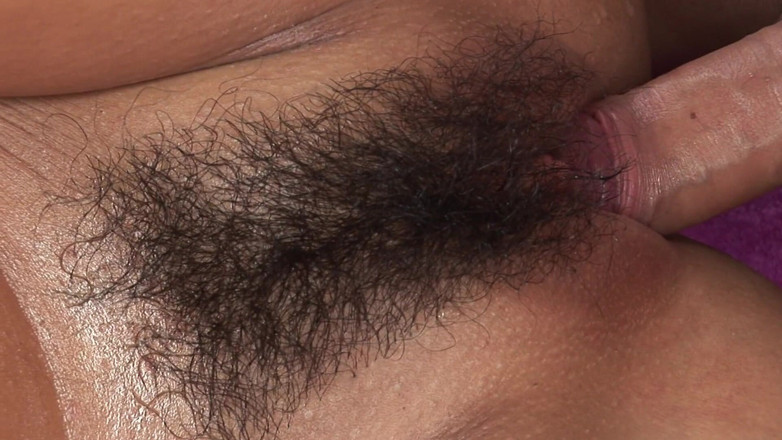 GangAsia: Une superbe brune japonaise se fait baiser par un groupe...