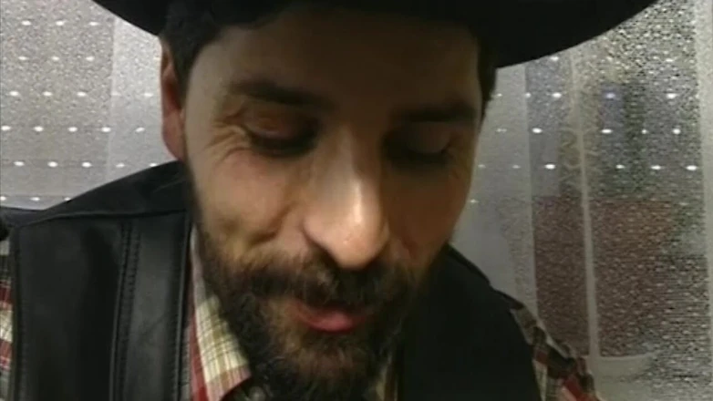 VHS-Vixxxen: Fața ei spune ouch în timp ce el îi împinge în fund