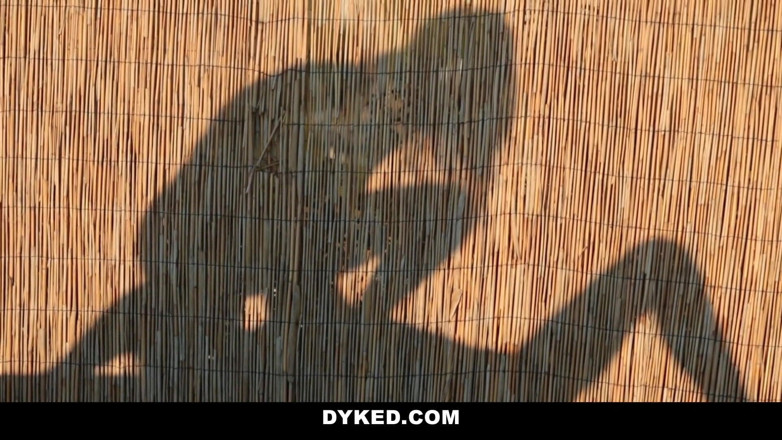 Dyked: Гаряча сусідка спокушає цікаву красиву дівчину