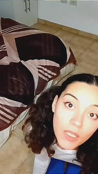 Seksi latin kız dizlerinin üzerinde ağzını sütle doldurmanı istiyor