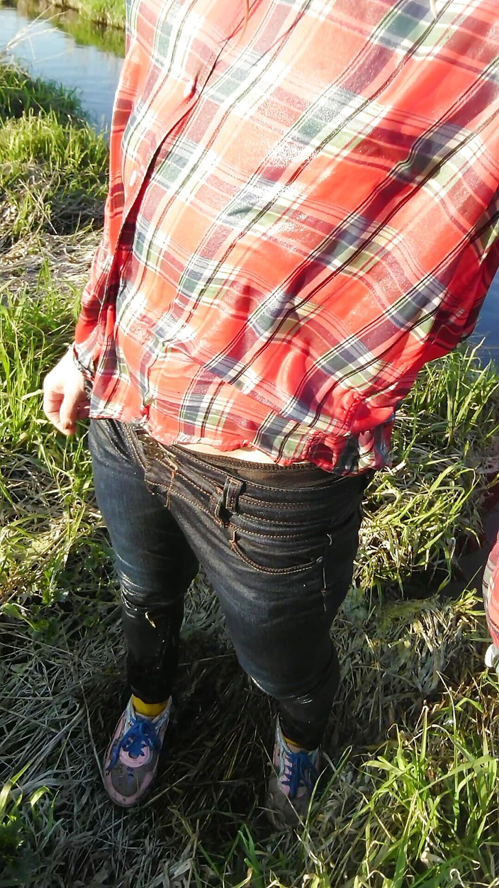 Alexa Cosmic: Nuoto in jeans e camicia in River.